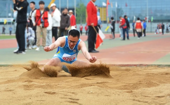 教工男子丙组三级跳远 李敬皎