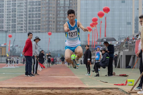 学生男子乙组三级跳远 王永超