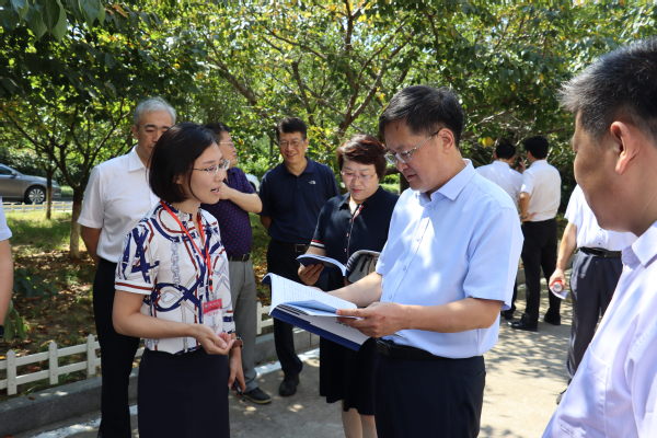 校党委书记王勇、副校长张玲玲听取学院党委副书记赵晓珂介绍风采录实况