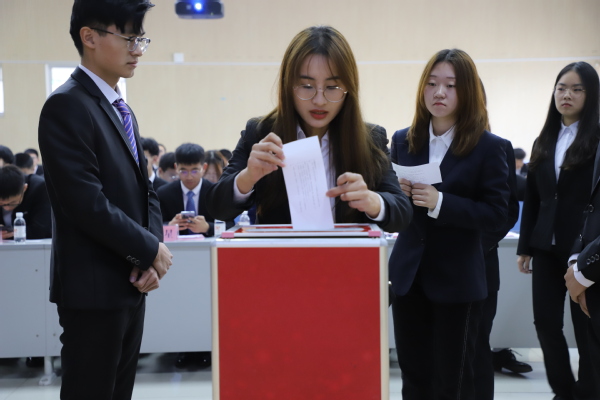 与会代表投票选举新一届学生会、研究生会主席团成员