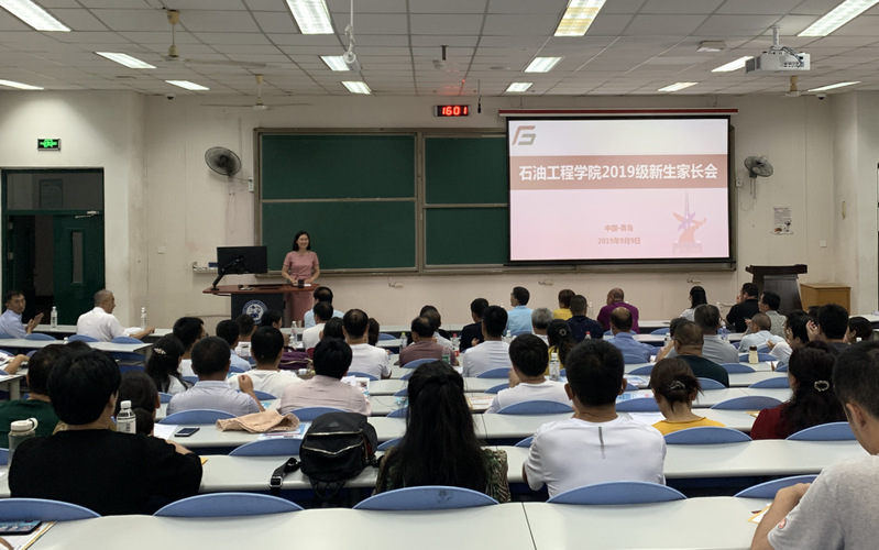 学院党委副书记赵晓珂介绍学生工作 李敬皎摄