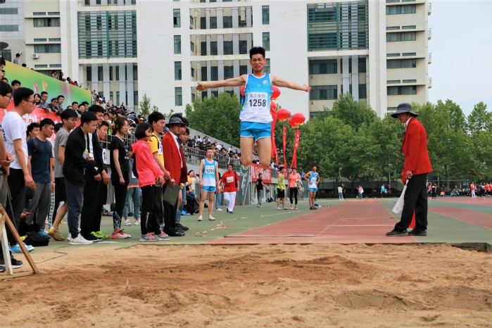 学生男子乙组跳远比赛 程丞摄