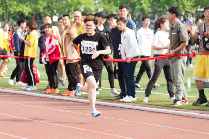 学生女子甲组4×100米比赛 王衿琳摄