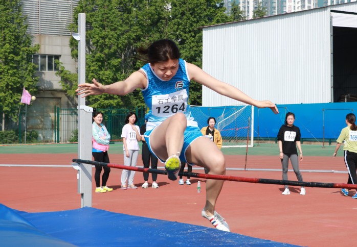 学生女子乙组跳高比赛 张靖宇摄