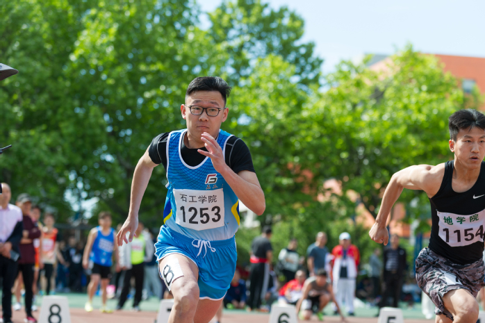 学生男子乙组100米比赛 夏煜翔摄