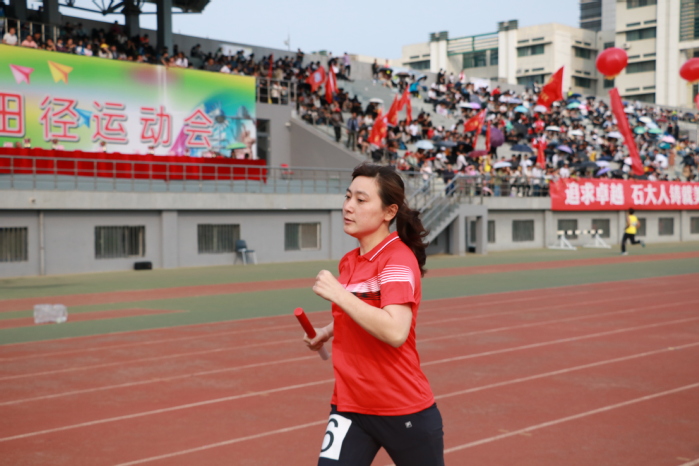 教工女子丙组4x400米比赛 涂湉妮摄