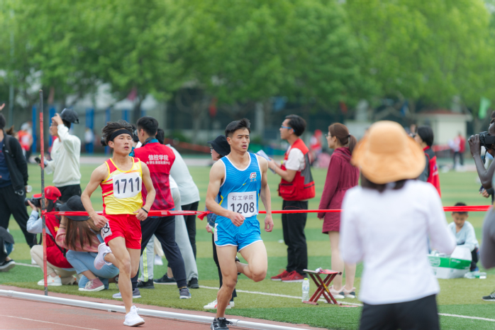 学生男子甲组1500米比赛 夏煜翔摄