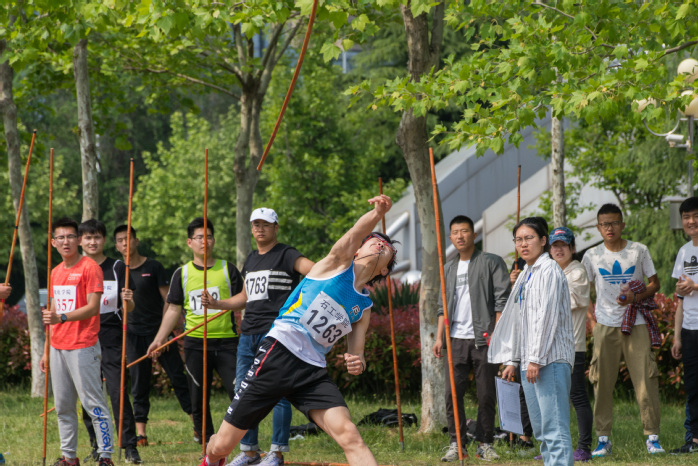 学生男子甲组标枪投掷 李经纬摄