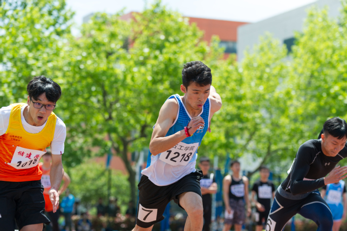 学生男子甲组100米比赛 夏煜翔摄