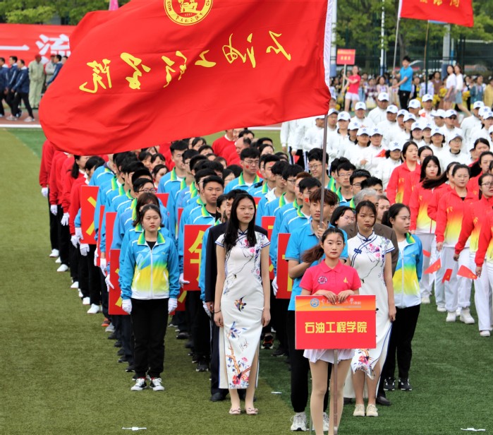 运动会开幕式学院方队 程丞摄