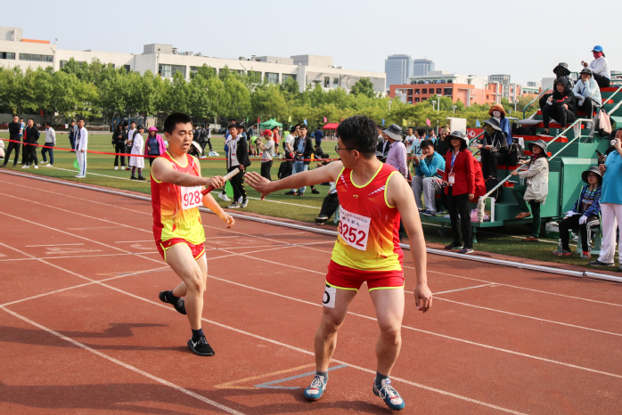 教工男子丙组4X400米比赛 侯王宇摄