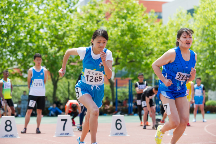 学生女子乙组100米比赛 夏煜翔摄