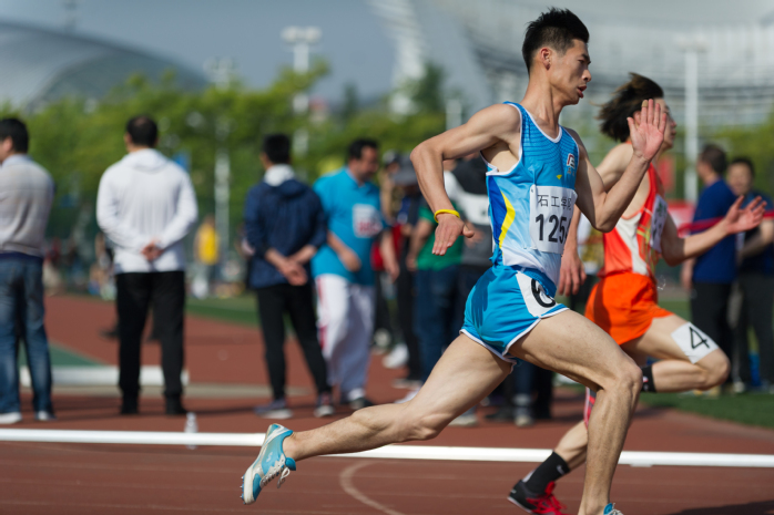 学生男子乙组200米比赛 李经纬摄