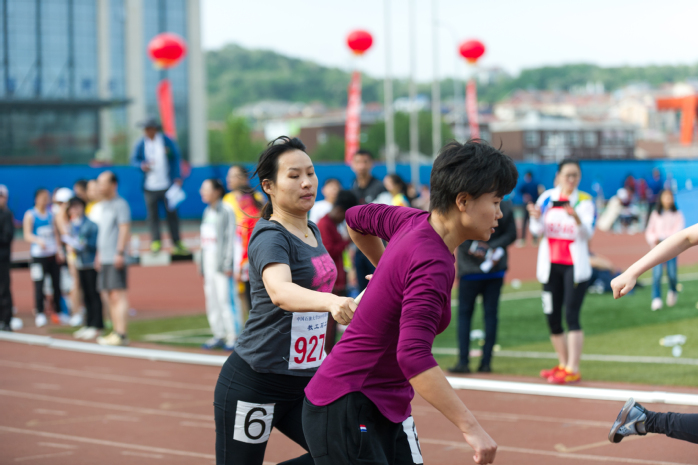 教工女子丙组4×100米比赛 夏煜翔摄