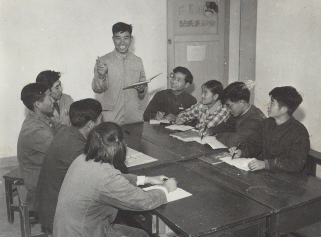 19570429钻采系团总支开会研究学生学习问题，团总支书记石俊池同志讲话(黑白老照片).jpg