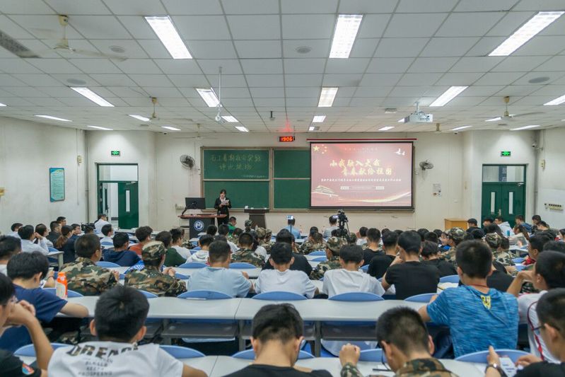 石油工程学院“小我融入大我，青春献给祖国”暨庆祝新中国成立70周年社会实践优秀成果展示评比现场 夏煜翔摄